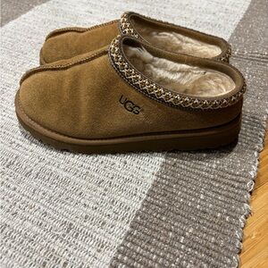 Uggs size 6/7  tons of miles left on them